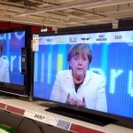 Politblog debattiersalon | Totalüberwachung: Wie eine träge Herde Kühe - Kanzlerin Angela Merkel CDU TV Bildschirm | Foto © Marcus Müller 2013