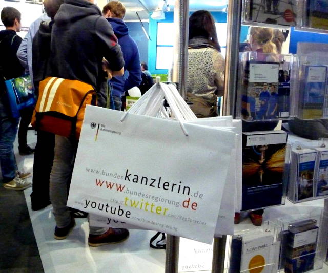 debattiersalon | DEUTSCHLANDBILD: Kanzlertasche Buchmesse Frankfurt Bundespresseamt | Foto: Marcus Müller © 10/2013